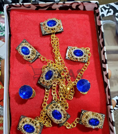 COSTUMED JEWELRY .