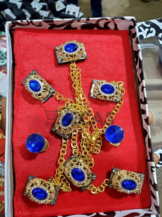 COSTUMED JEWELRY .